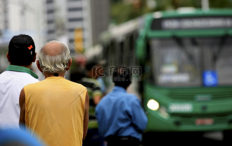 萨尔瓦多市等公交车的老人