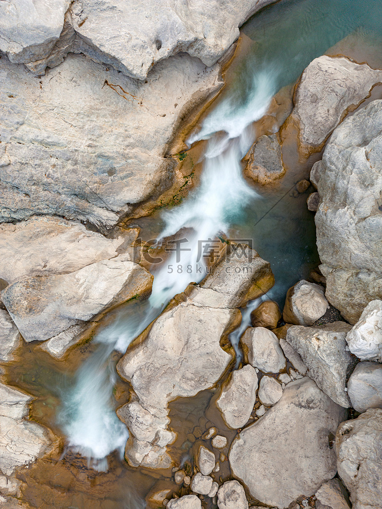 河流在岩石间流动，采用长曝光技