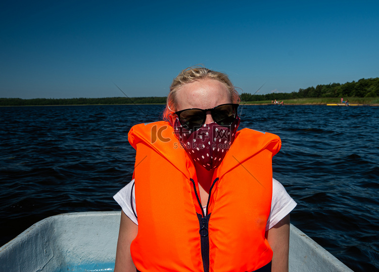 湖中穿着救生衣和面罩的女人，C