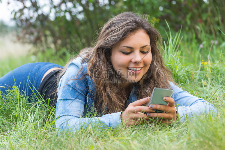 微笑的少女在户外使用智能手机