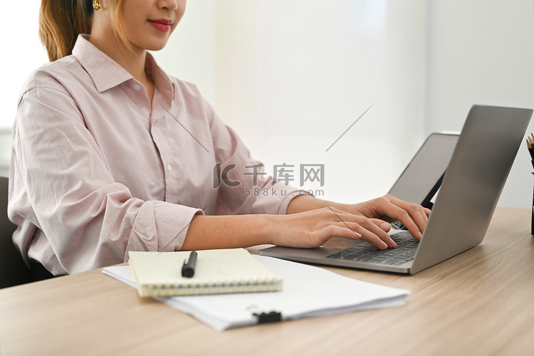 年轻女性财务顾问在笔记本电脑上