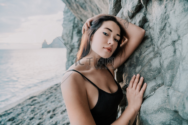 在火山玄武岩上休息的快乐女登山