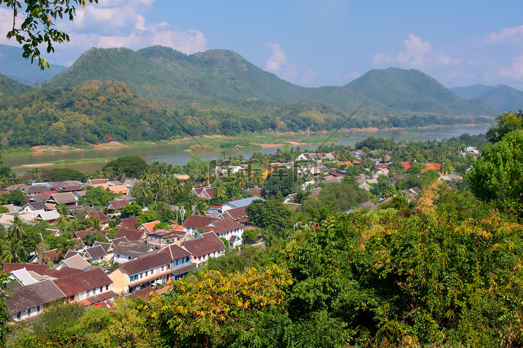 从普西山俯瞰老挝琅勃拉邦镇，背