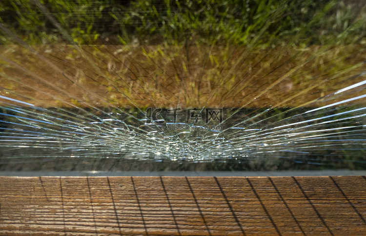 街头巴士站的碎玻璃