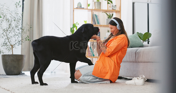 耳机、狗舔和客厅里的女人从家里
