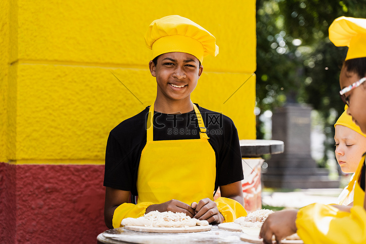 身着厨师帽和黄色围裙制服的非洲