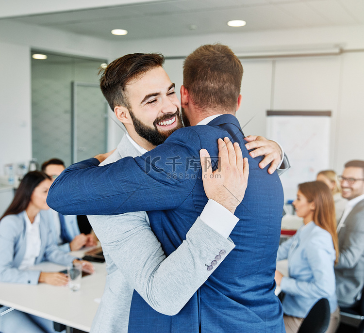 拥抱拥抱同事爱合作伙伴办公室业
