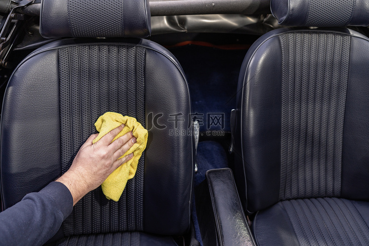 用微毛巾手动清洁汽车内部的皮革