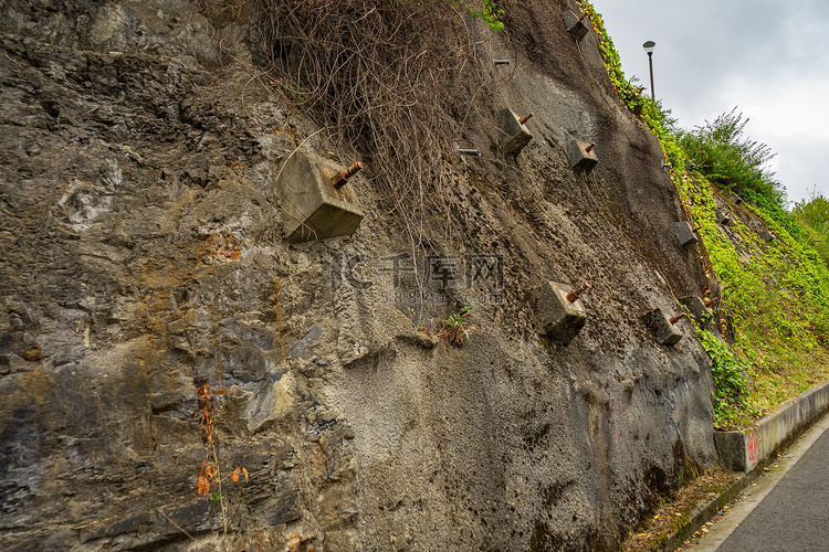用于保护岩石斜坡免受破坏的岩石