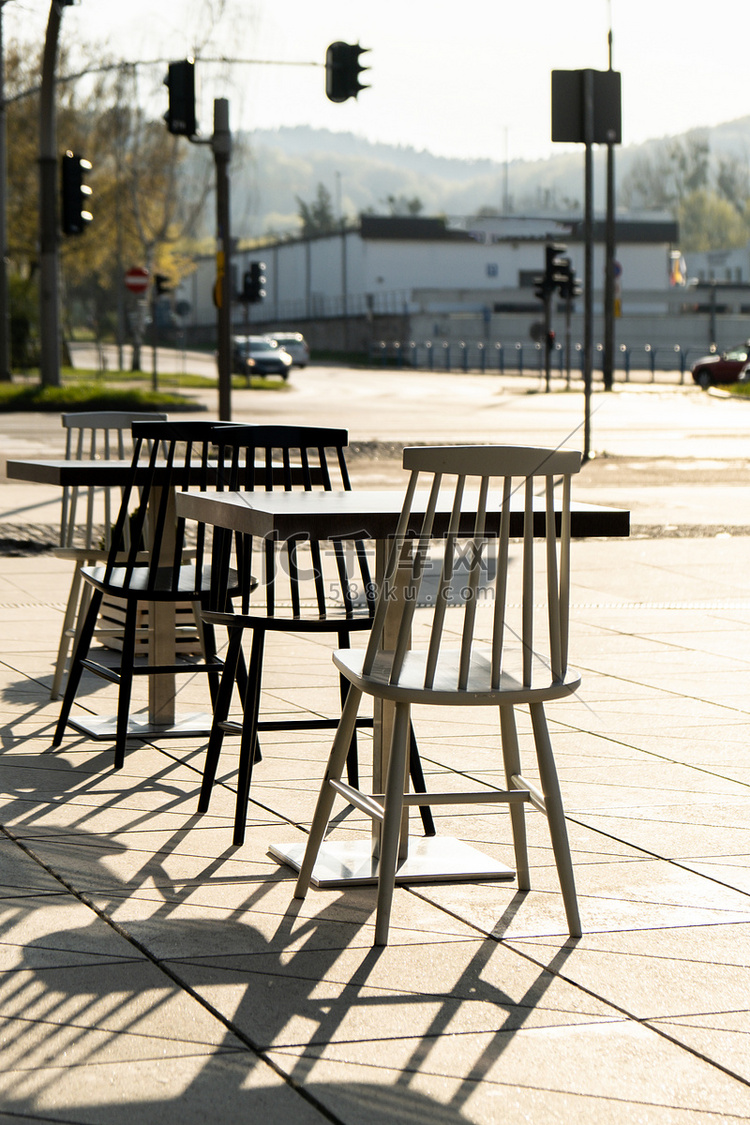 街头咖啡馆的椅子和桌子在阳光下