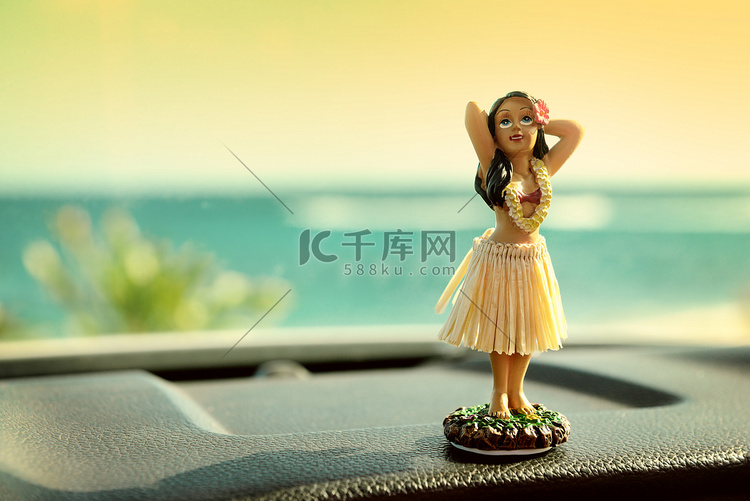 夏威夷汽车公路旅行中的草裙舞娃