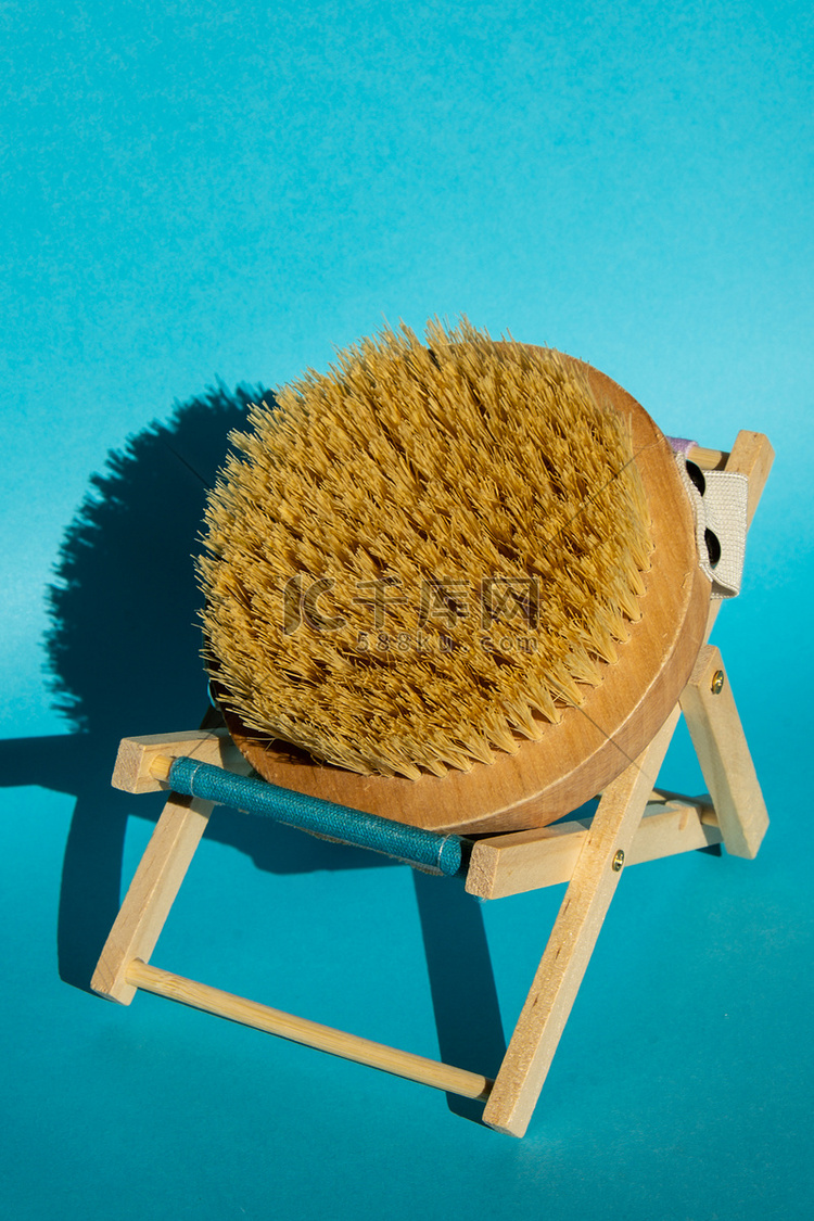 沙滩椅上的干式按摩刷，配有天然