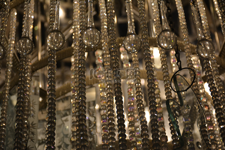 悬挂在枝形吊灯上的透明宝石珠