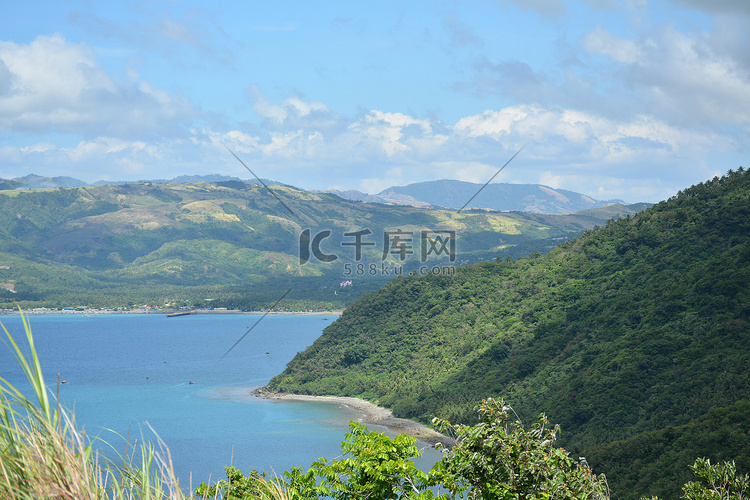 山景白沙滩度假村的岩层和海水