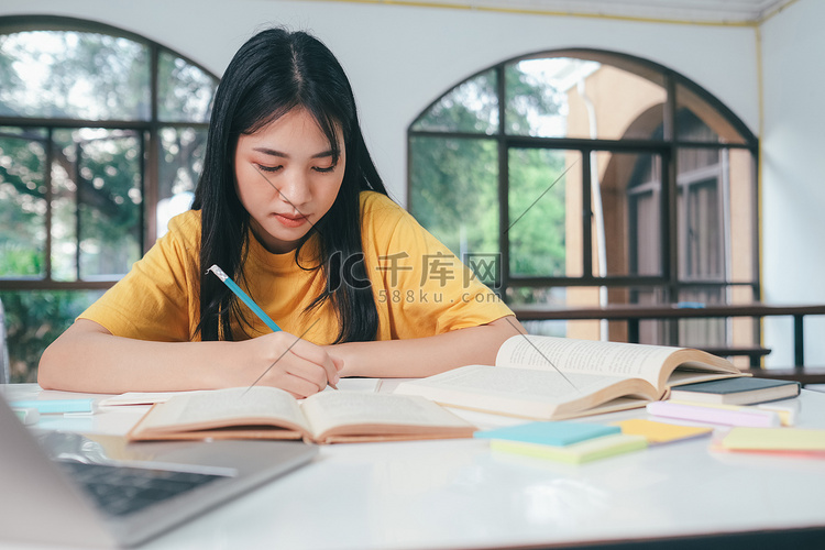 年轻的亚洲女学生正准备阅读大学