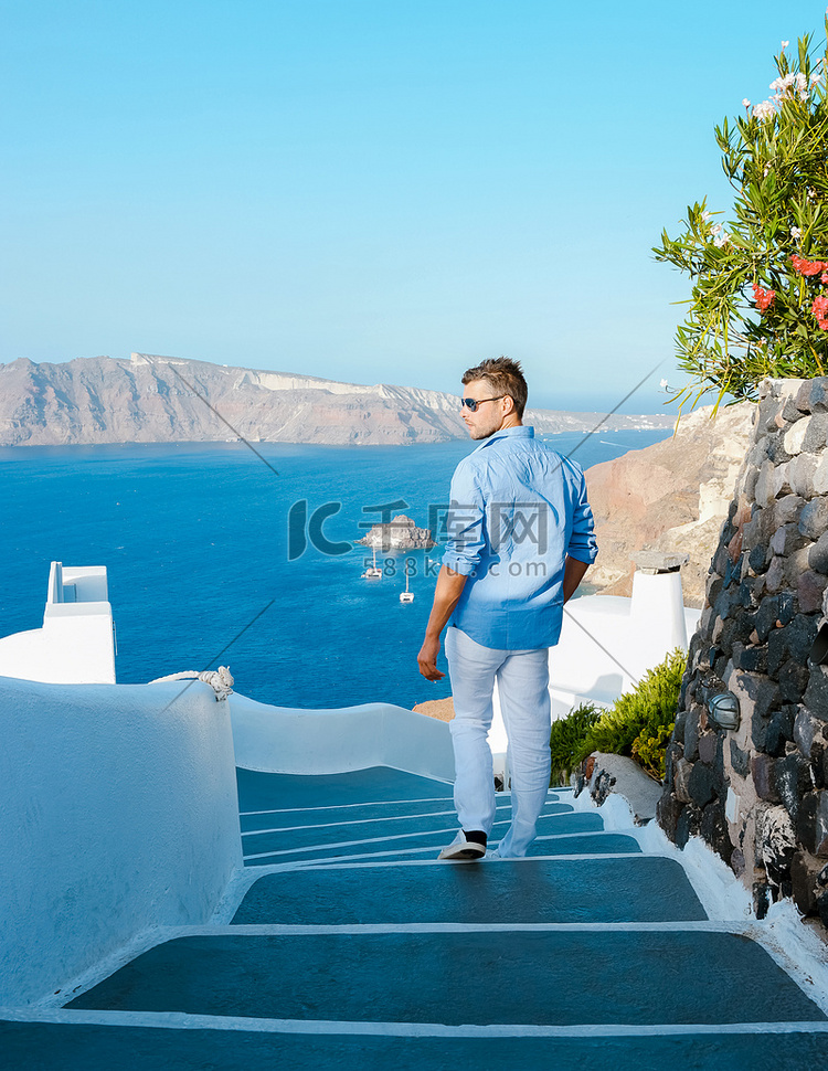夏季，年轻男子游客参观希腊伊亚