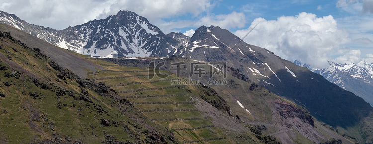 高加索地区一座高山的全景。