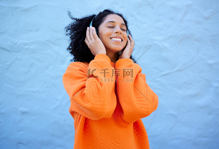 幸福、黑人女性和耳机，用于流媒