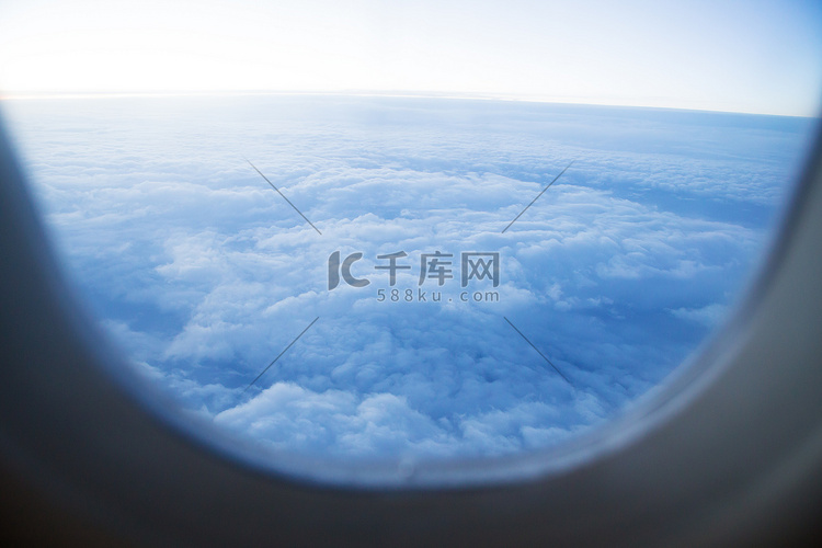 从飞机窗口到空气云的美丽景色