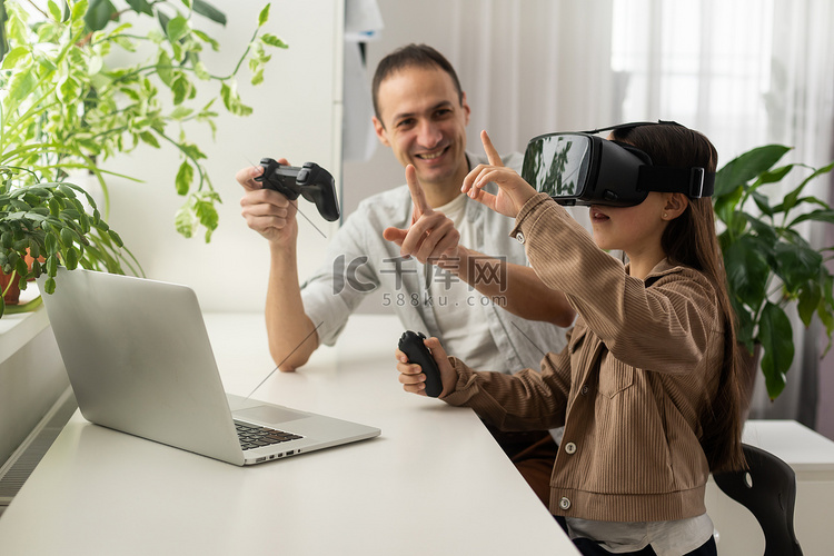 小女孩和父亲在家里用 VR 眼
