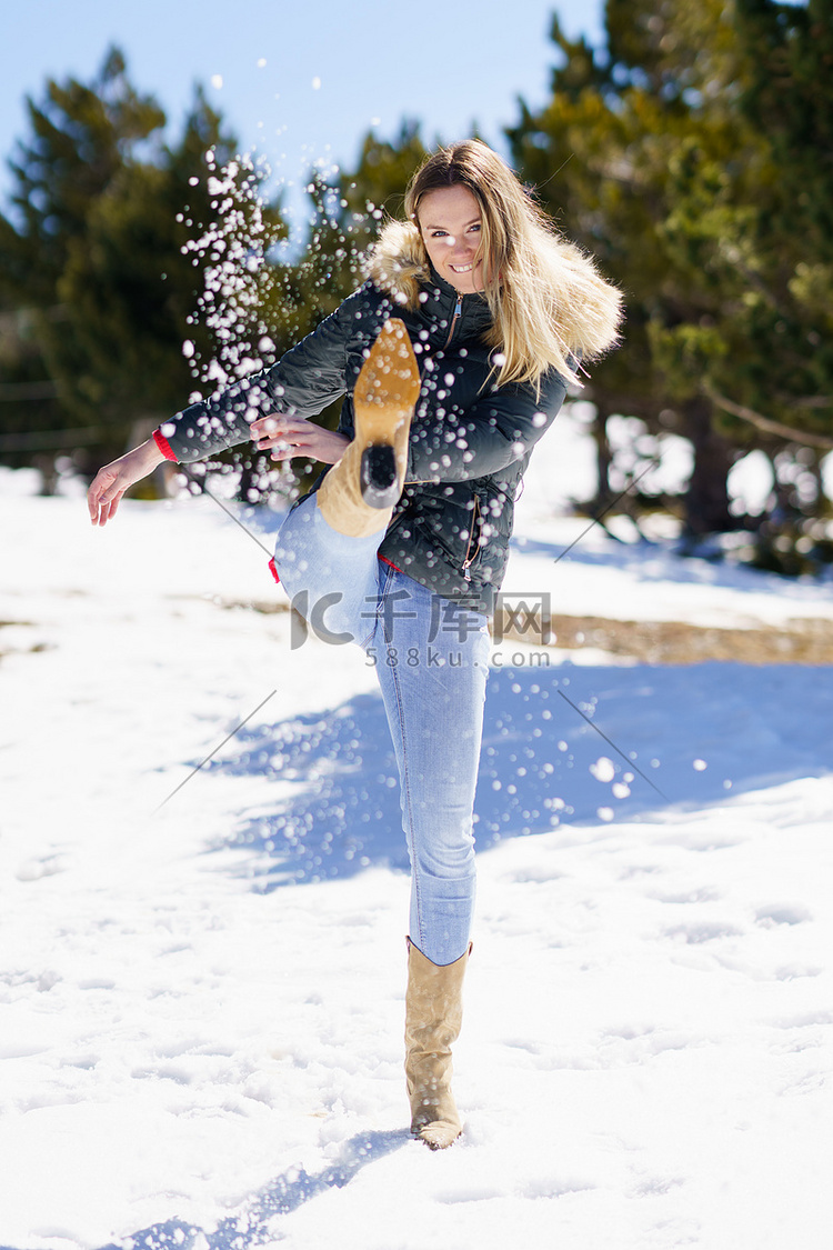 年轻快乐的女人在山区白雪覆盖的