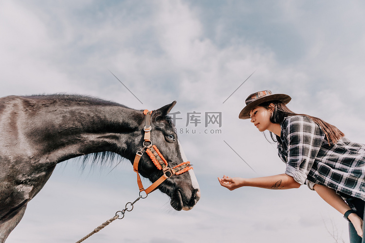 戴着帽子的年轻快乐的女人和她的