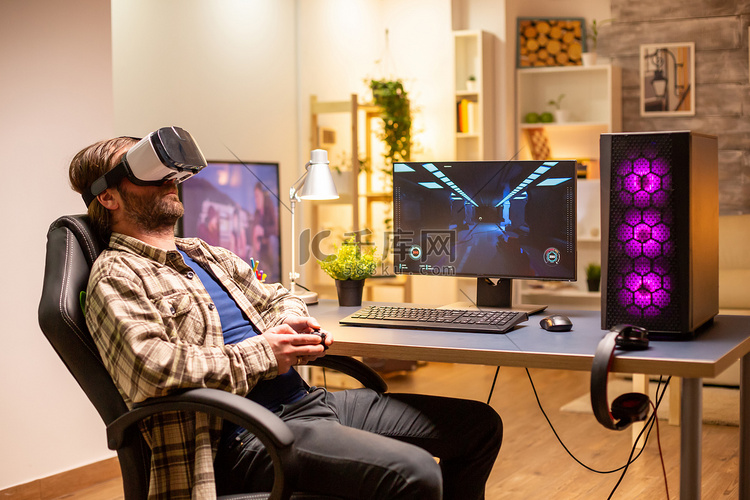 职业玩家使用 VR 耳机在功能