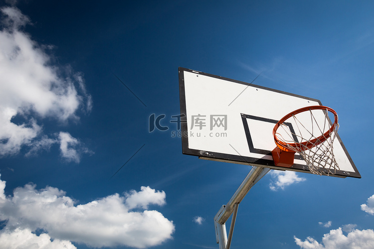反对可爱的蓝色夏天天空的篮球筐