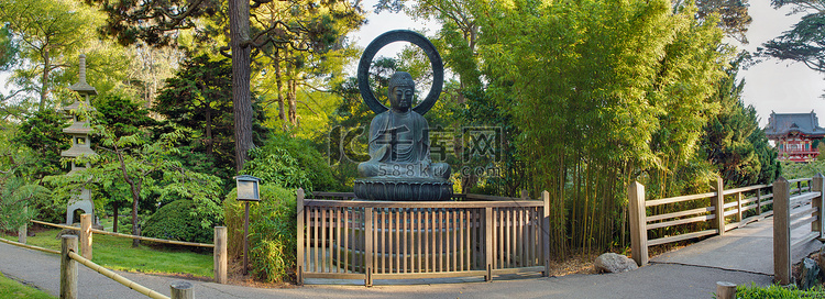 日本园林全景中的青铜坐佛