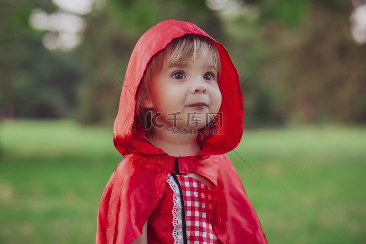 穿着小红帽服装的迷人宝贝