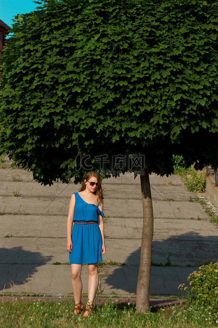 公园里穿蓝色裙子的女孩