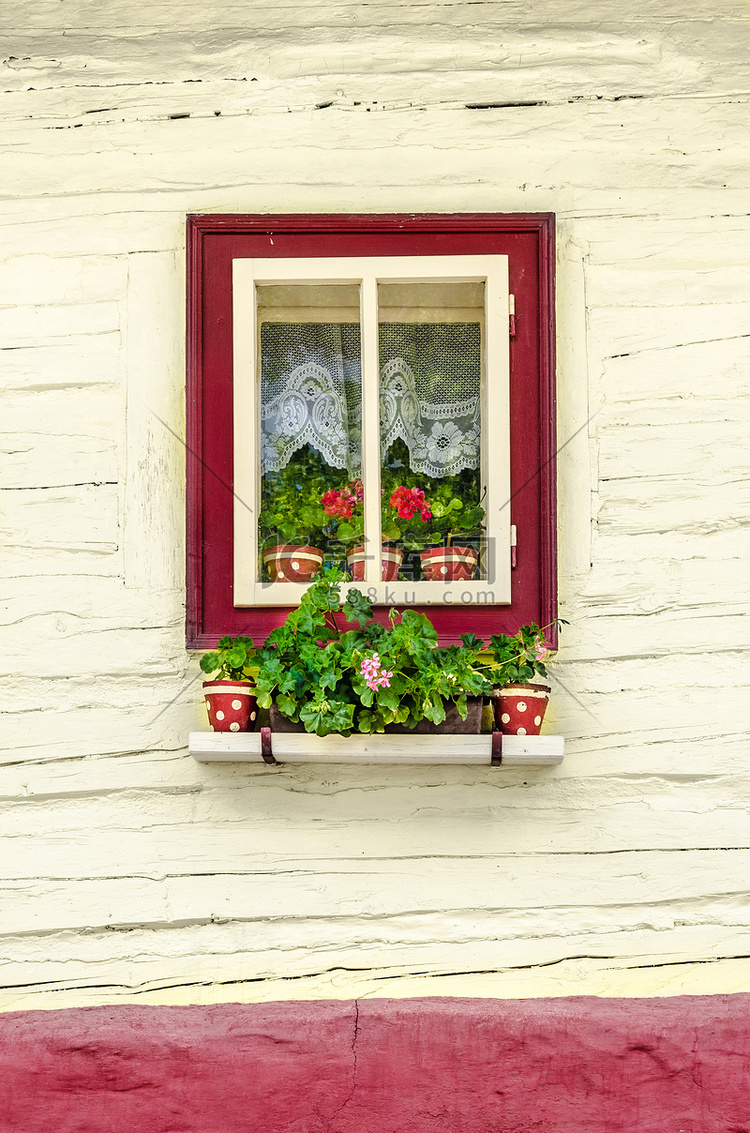 旧传统房屋上带花的彩色窗户的细