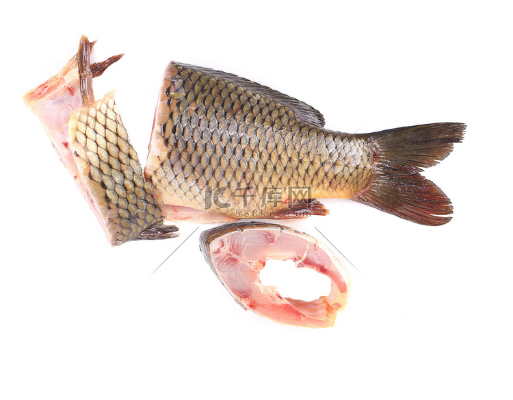 新鲜生鱼鲤鱼片和尾巴。