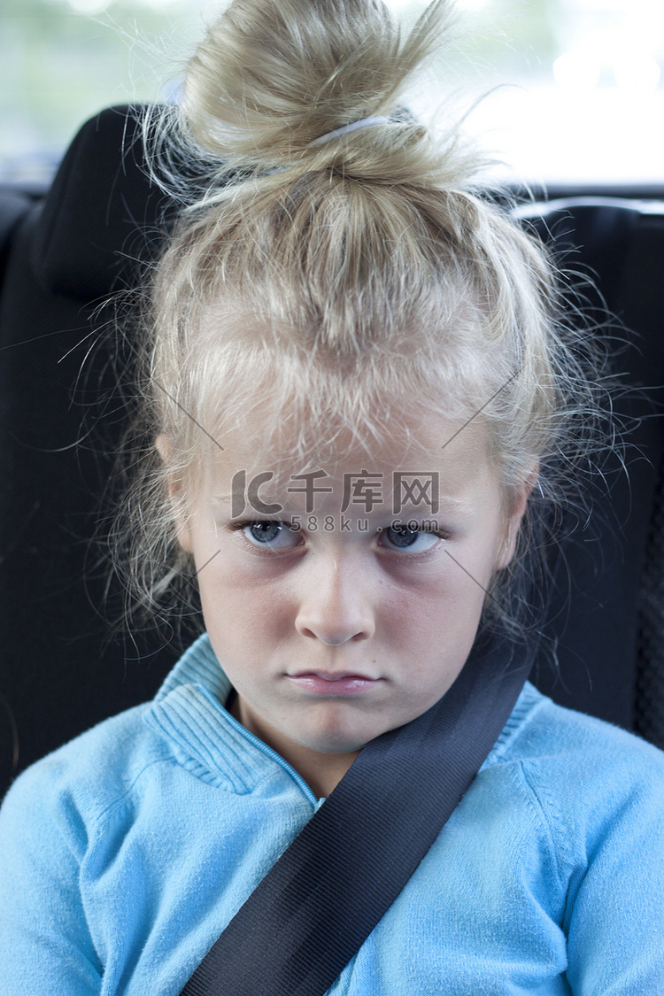 脾气暴躁的孩子在车里系安全带