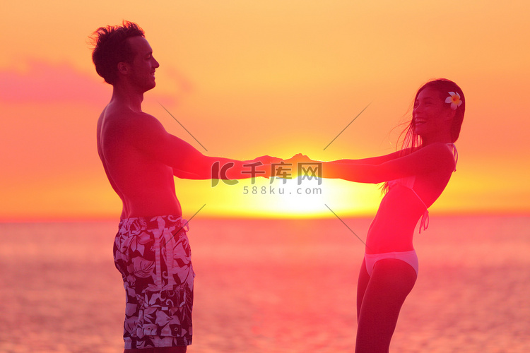浪漫情侣情侣穿着比基尼在海滩跳