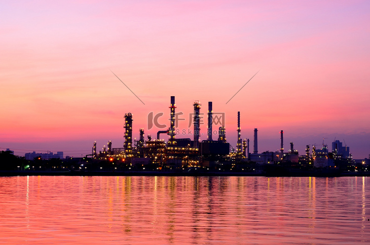 炼油厂的日出场景