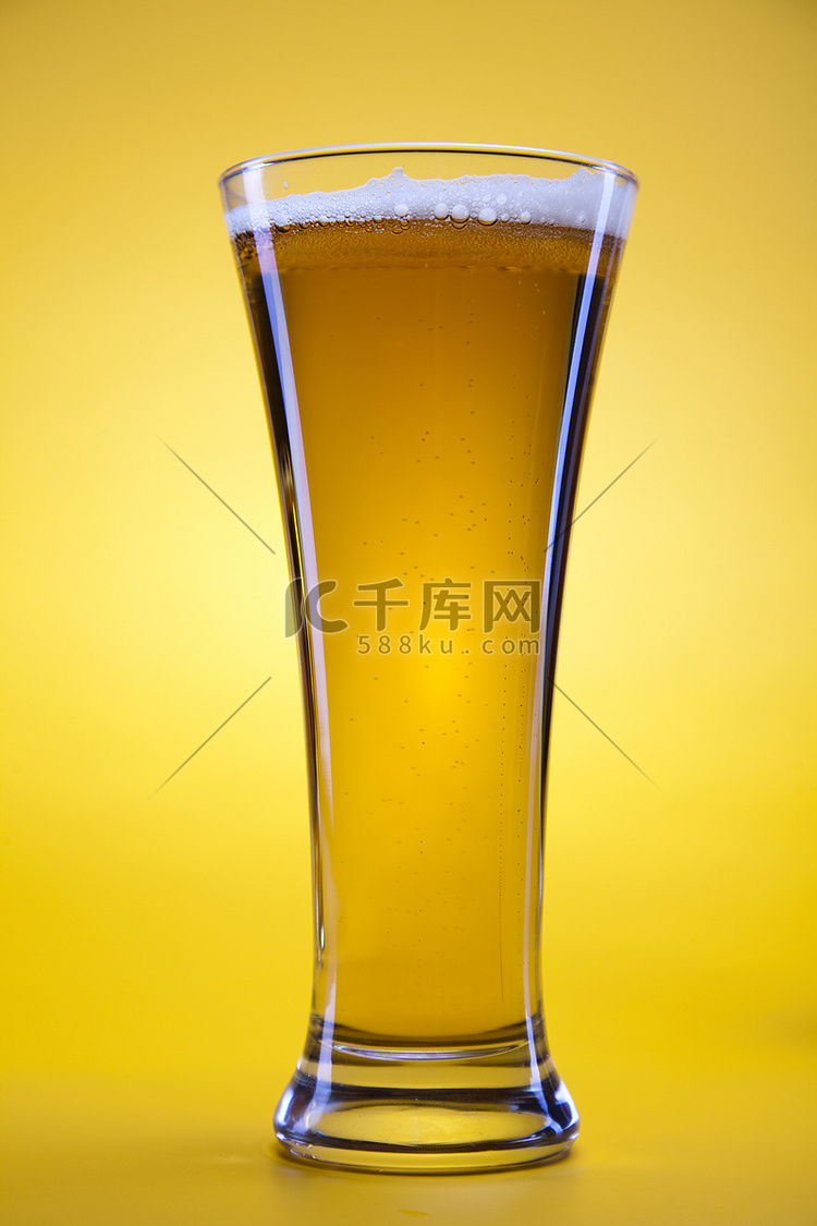 啤酒杯，明亮充满活力的酒精主题