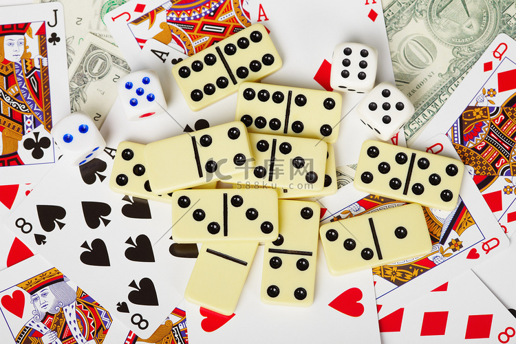 背景——扑克牌、骰子、金钱和多