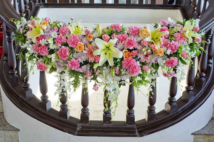 婚礼楼梯扶手上的花卉装饰
