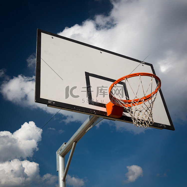 反对可爱的蓝色夏天天空的篮球筐