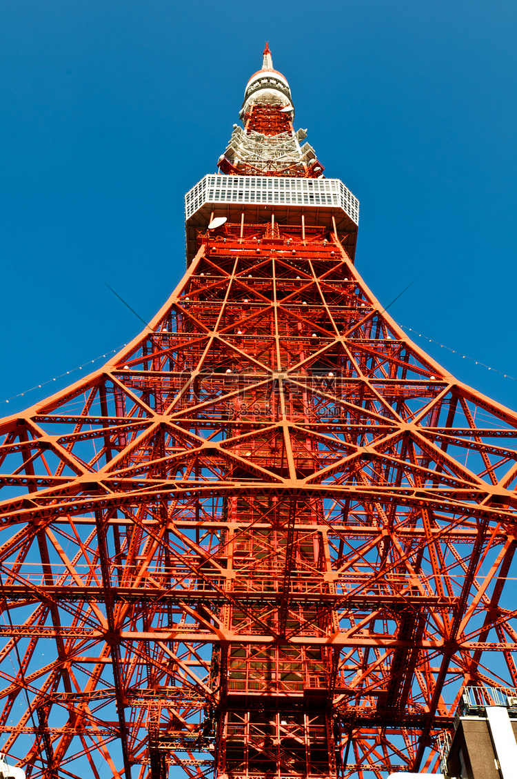 东京塔面向蓝天