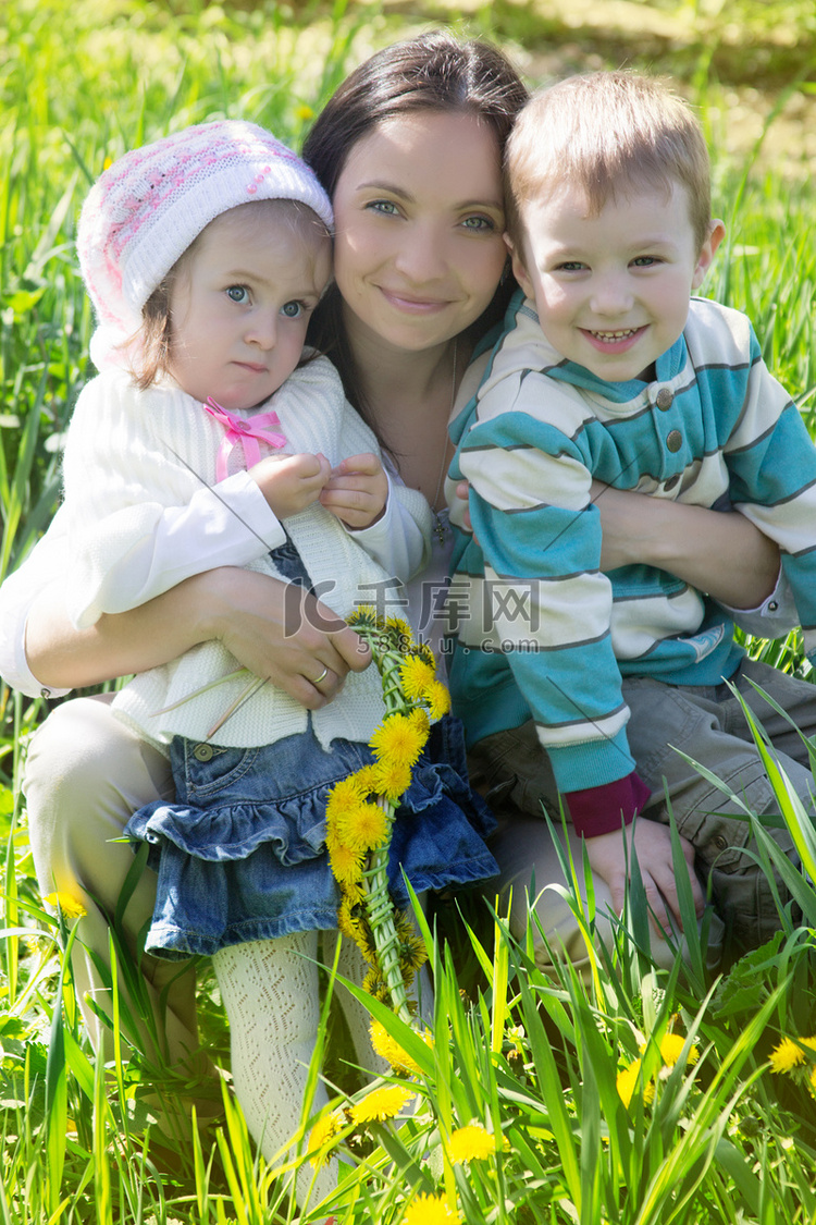 室外愉快的母亲和两个孩子