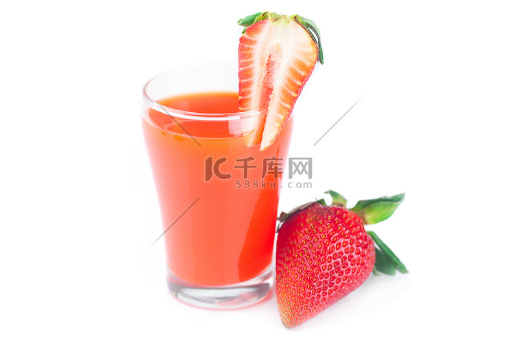 草莓和一杯白色分离的草莓汁