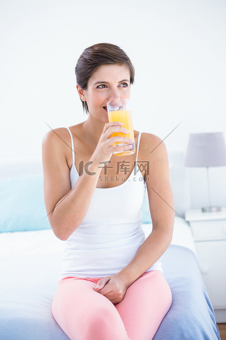 喝一杯橙汁的迷人女人