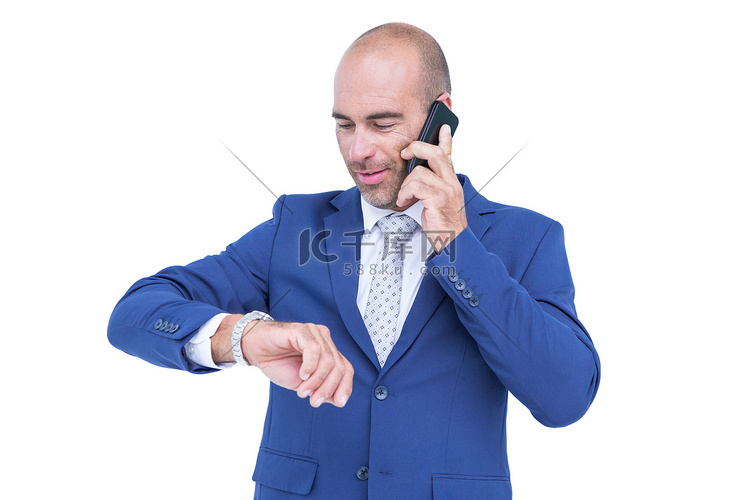商人在电话里聊天，看着他的手表