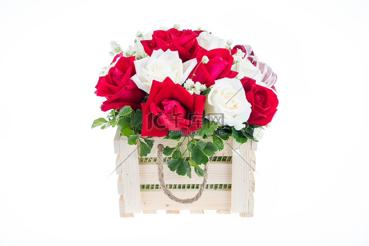 木制篮子里的红白玫瑰，上面有漂