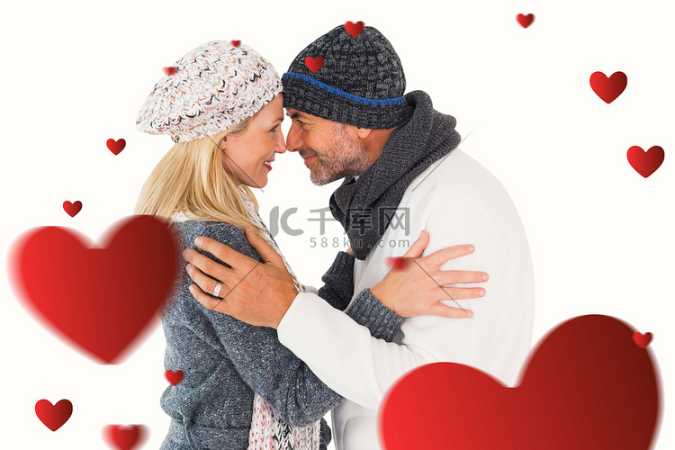 幸福情侣在冬季时尚拥抱中的复合