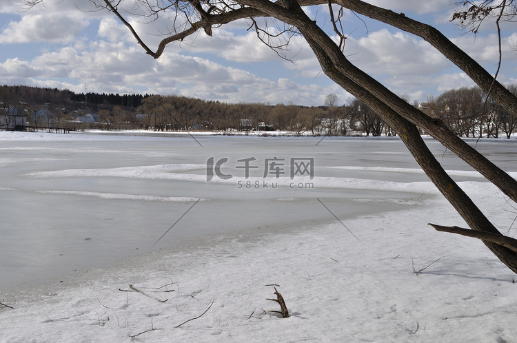 融化的冰在湖上
