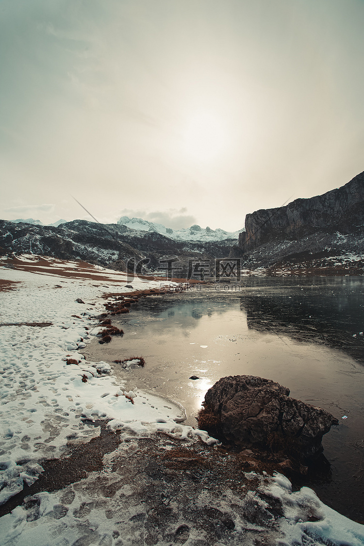 冬季在冰冻湖中反射的山脉，在西