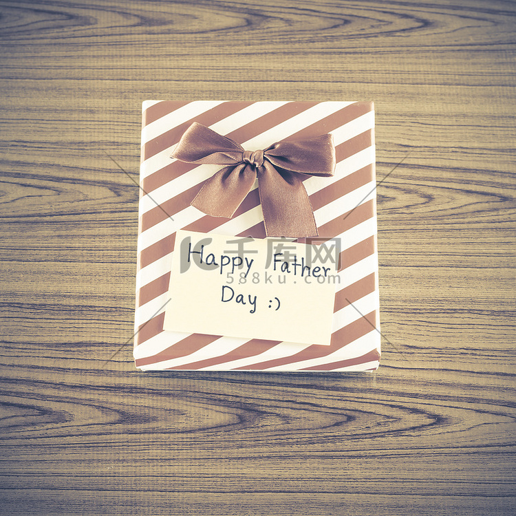 有卡片的礼物盒写父亲节快乐